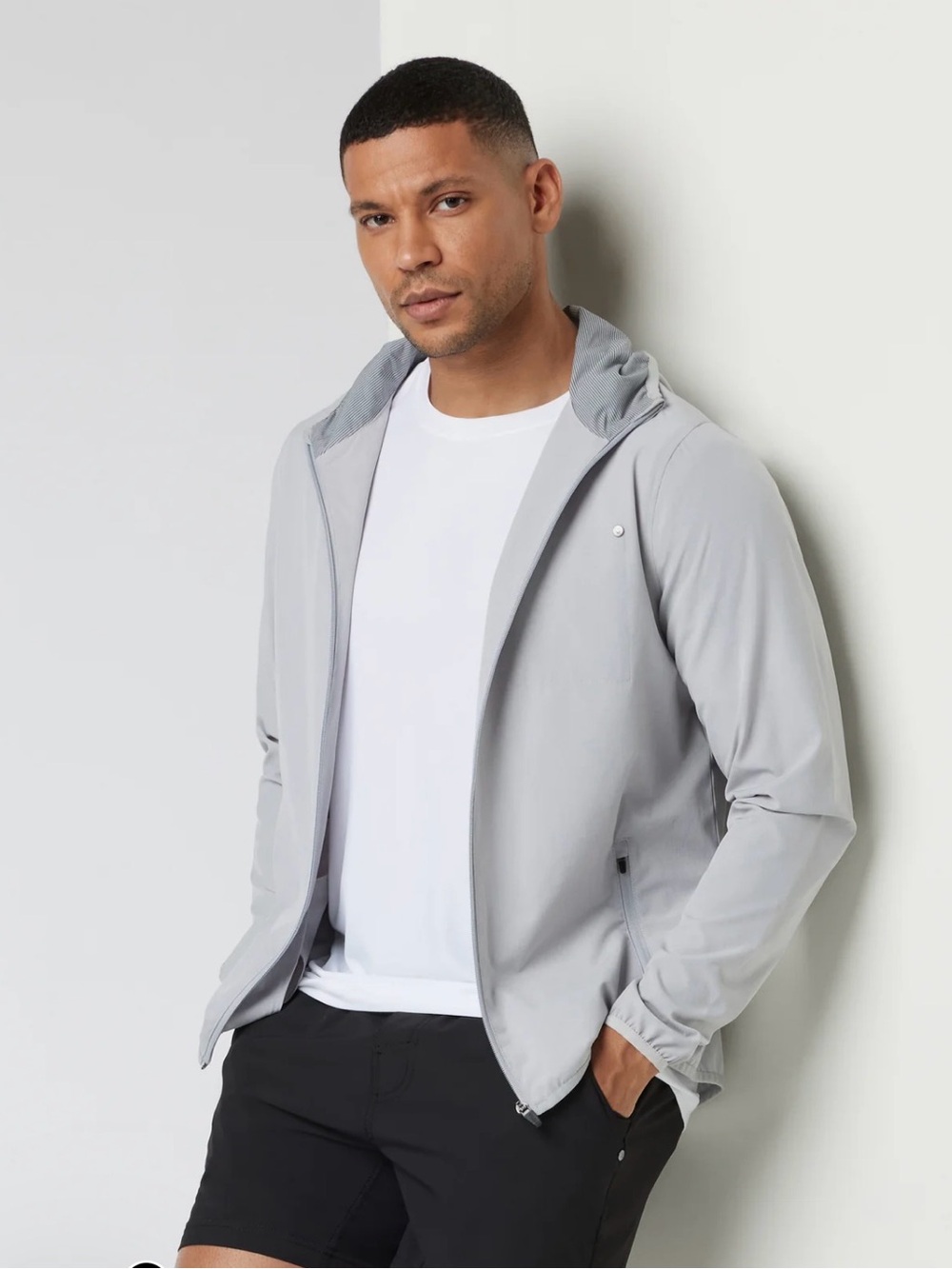 Vuori Men’s Outdoor Trainer Shell Light Gray Hooded Windbreaker size Small.
